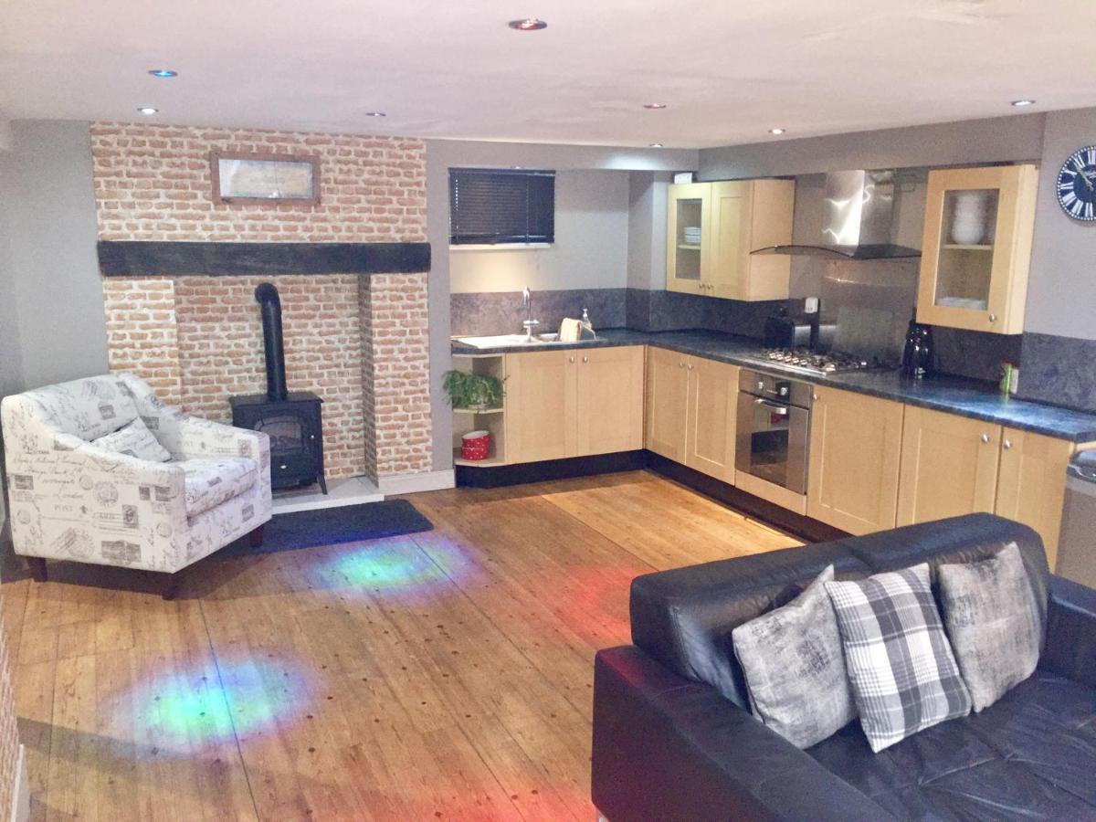 Large 2-Bed House Derbyshire Off Chatsworth Rd Chesterfield Exterior photo